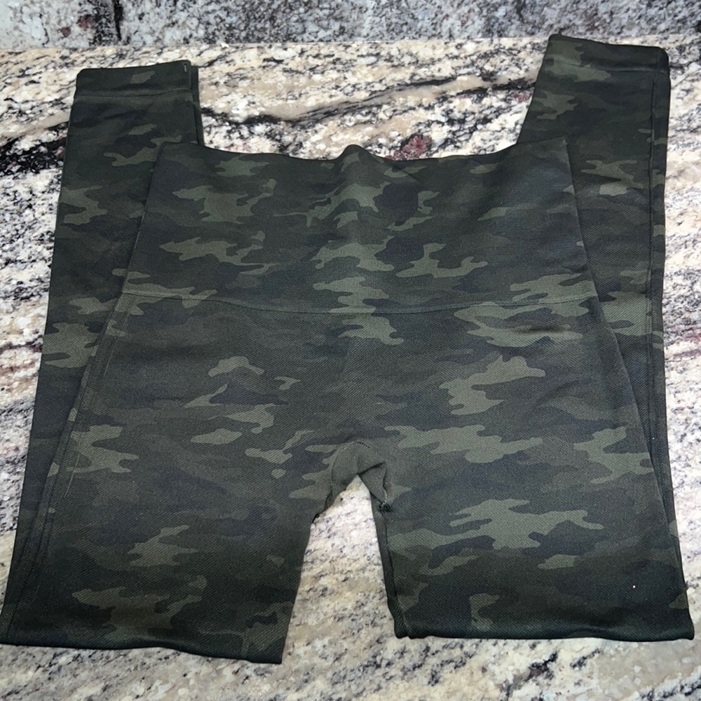 Spanx seamless green camo leggings, size M